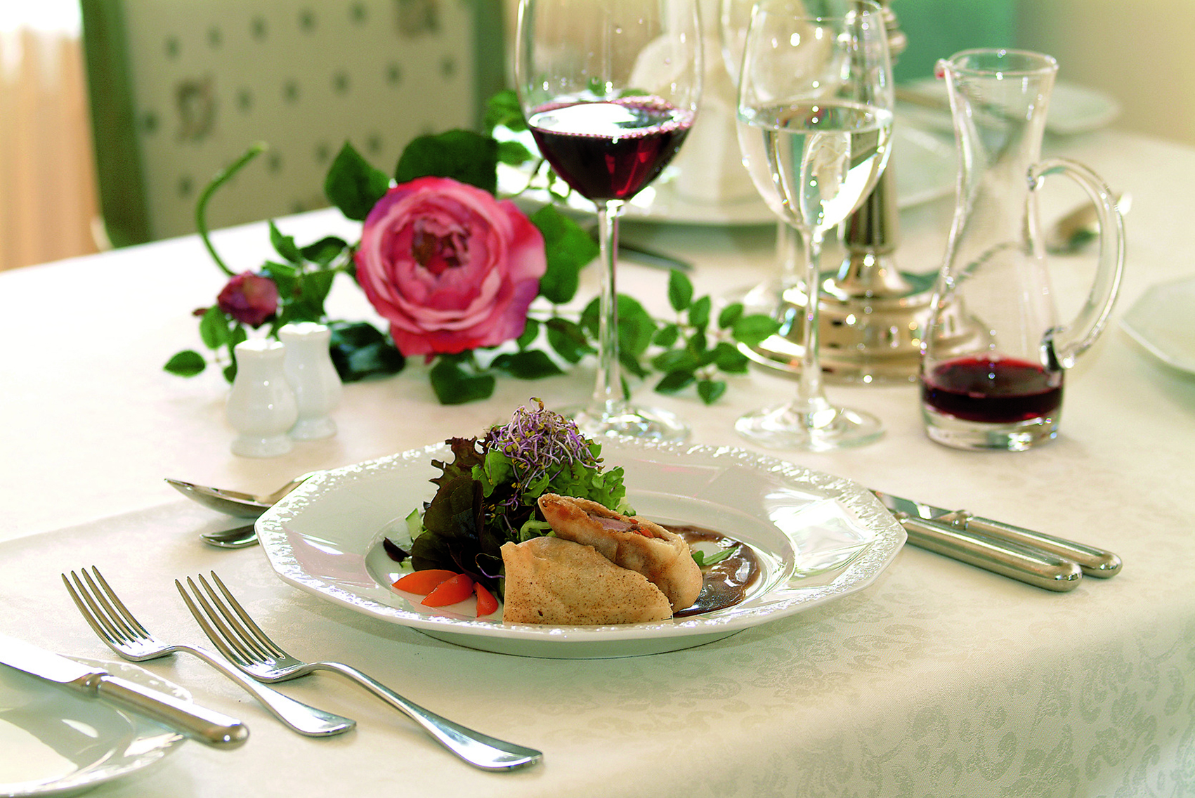 Gourmetdessert mit frischen Früchten und Schokolade