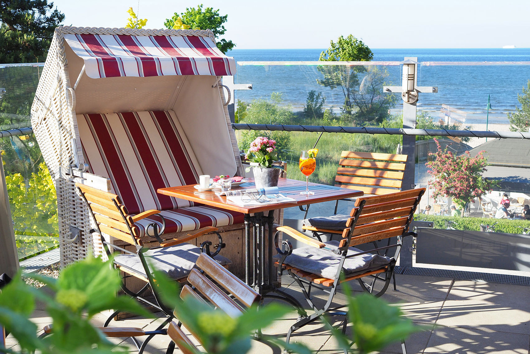 Elegantes Restaurant mit gedeckten Tischen