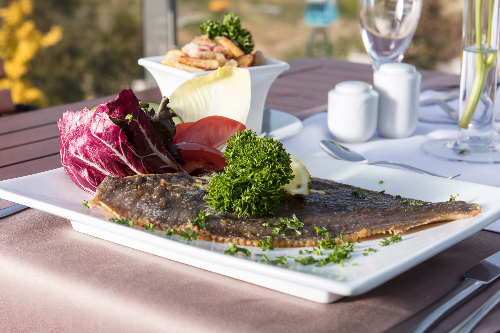 Lichtdurchflutetes Restaurant mit klassischer Einrichtung