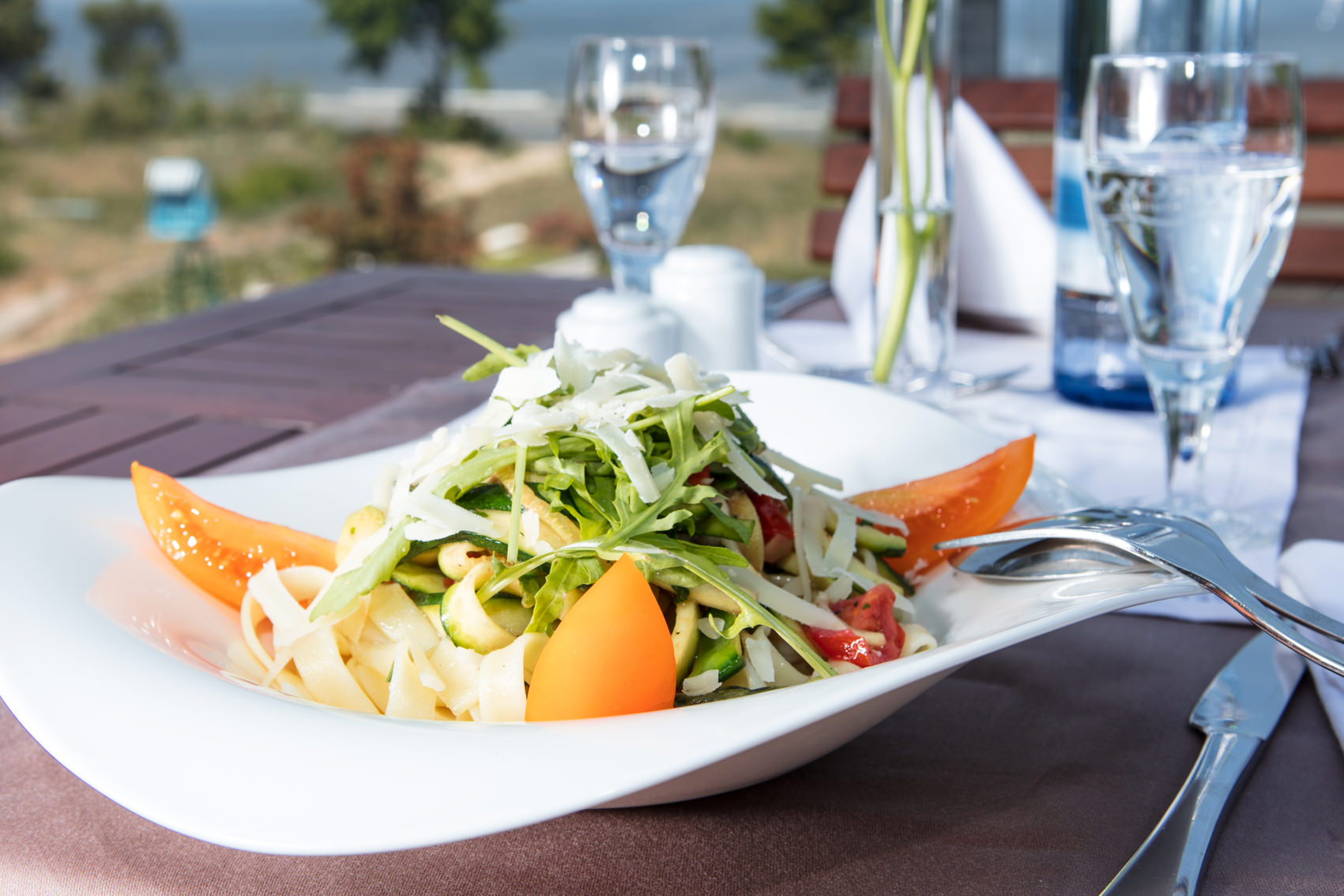 Serviertes Menü mit frischen Zutaten