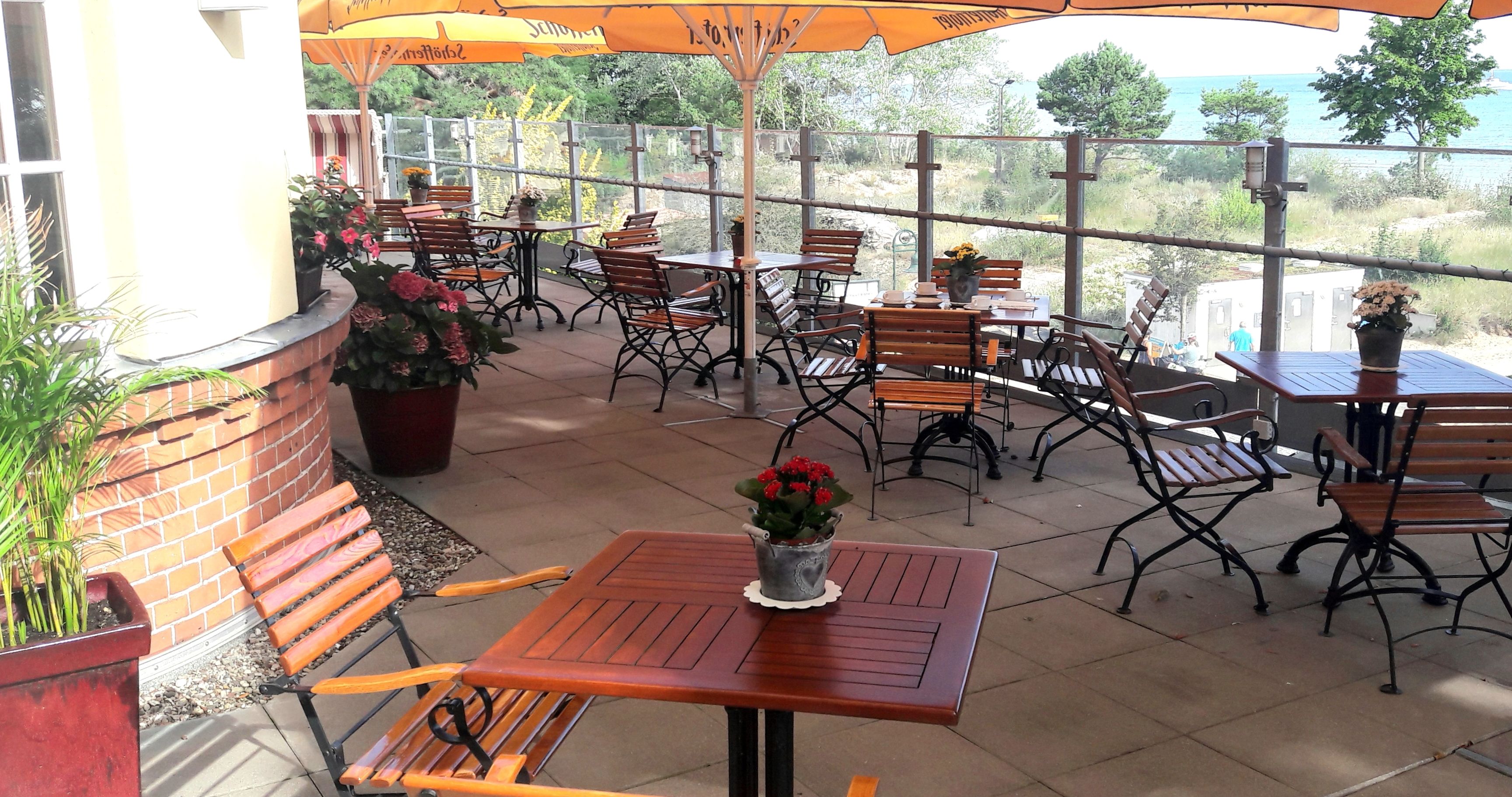 Gedeckter Tisch mit Weingläsern im Restaurant