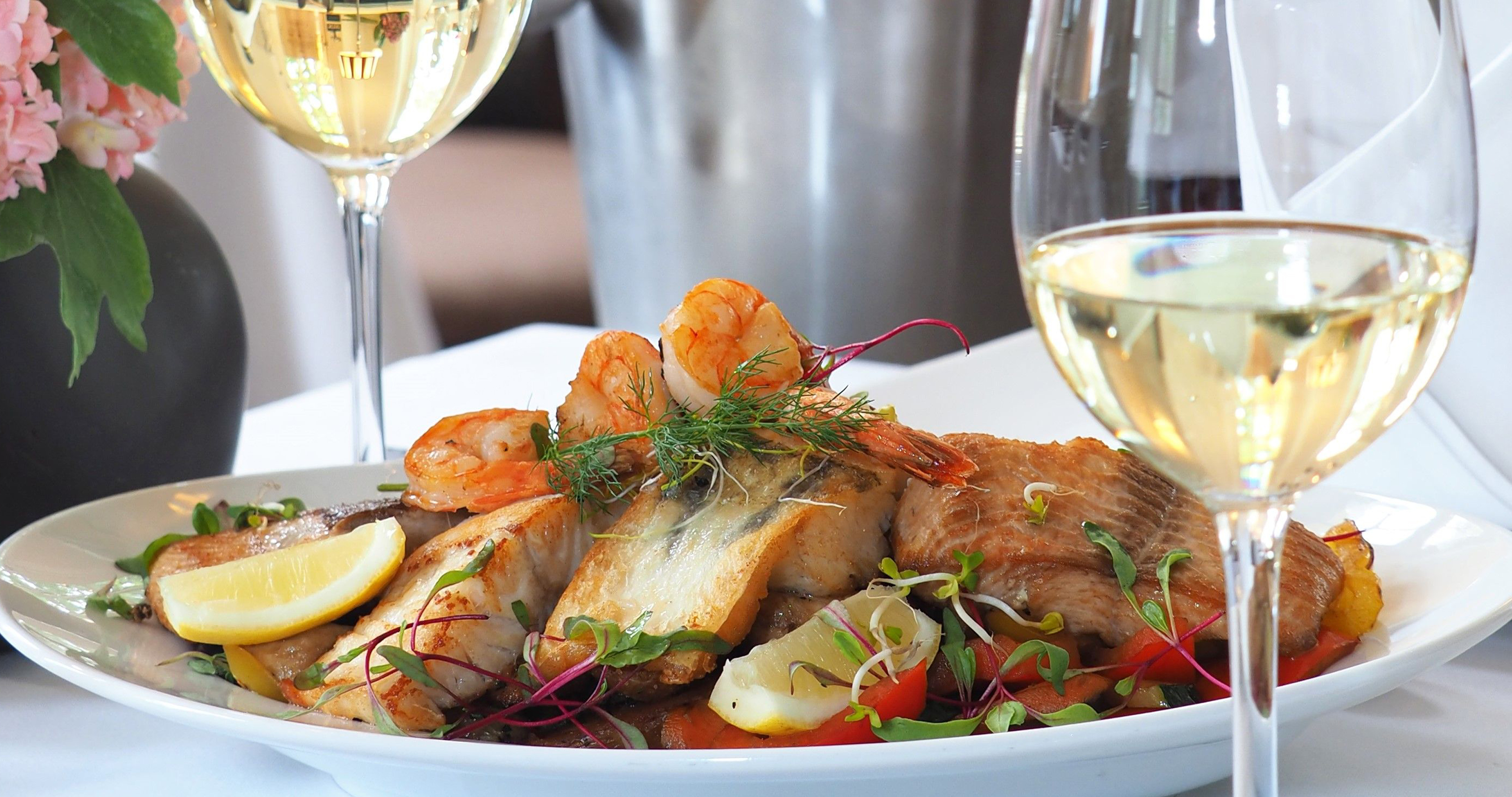 Modern eingerichtetes Restaurant mit Holztischen