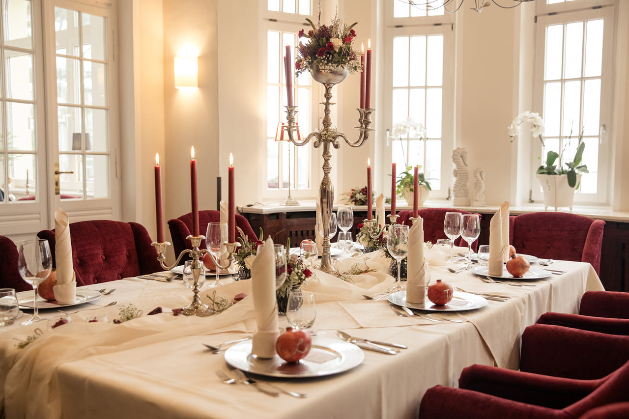 Ein gedeckter Tisch im Restaurant des Hotels.